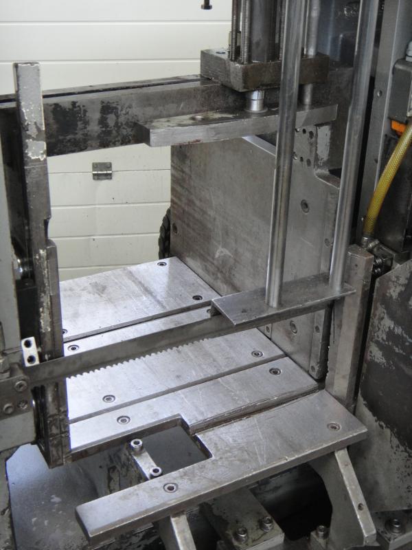 Säulengeführter Bandsäge Halbautomat bis Ø 380 mm mit Bündelspanneinrichtung und Materialanschlag