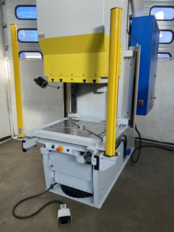 Einständer - Hydraulikpresse mit Ziehkissen