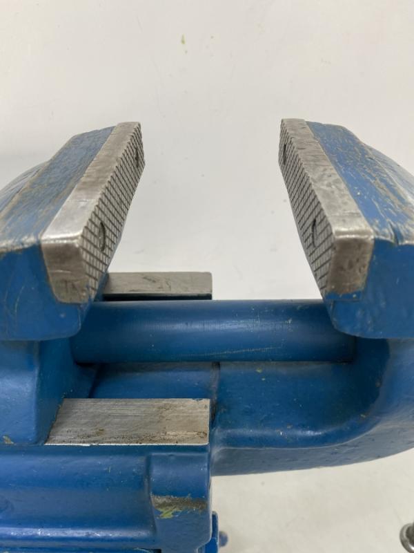 Werkbankschraubstock, Parallelschraubstock mit Schwalbenschwanzführung und Höhenverstellung