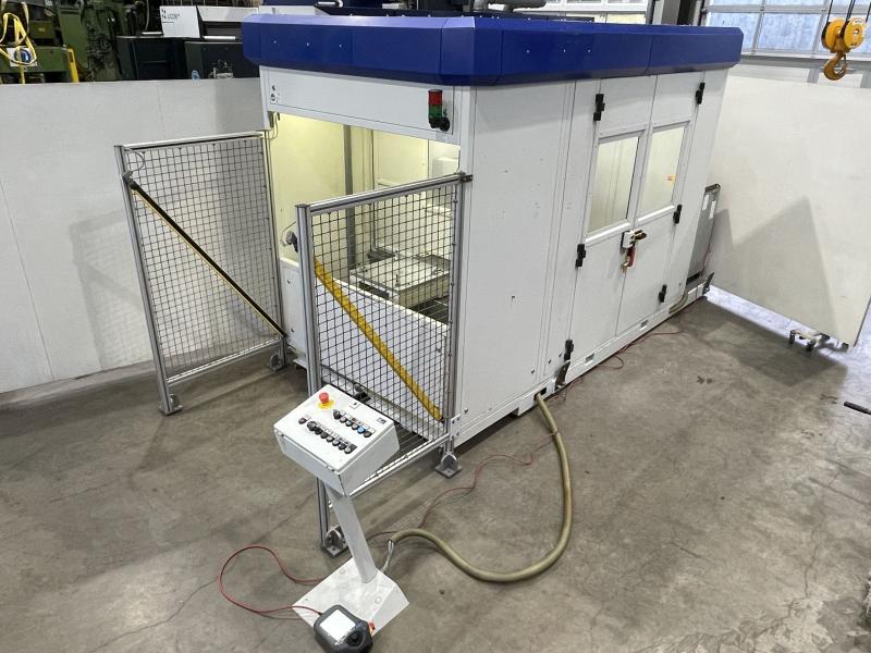 Flexible Fräszelle mit 6-Achsen Industrieroboter, Roboter Fräsanlage mit 2 Arbeitsplätzen