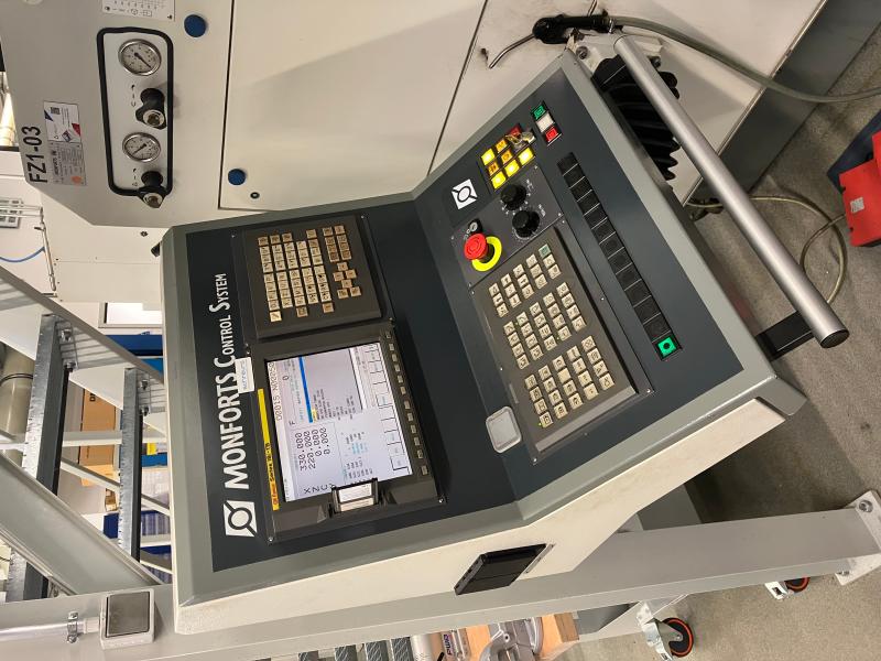CNC Drehmaschine mit angetriebenen Werkzeugen und Y-Achse,  CNC-Steuerung FANUC Series 18i-TB