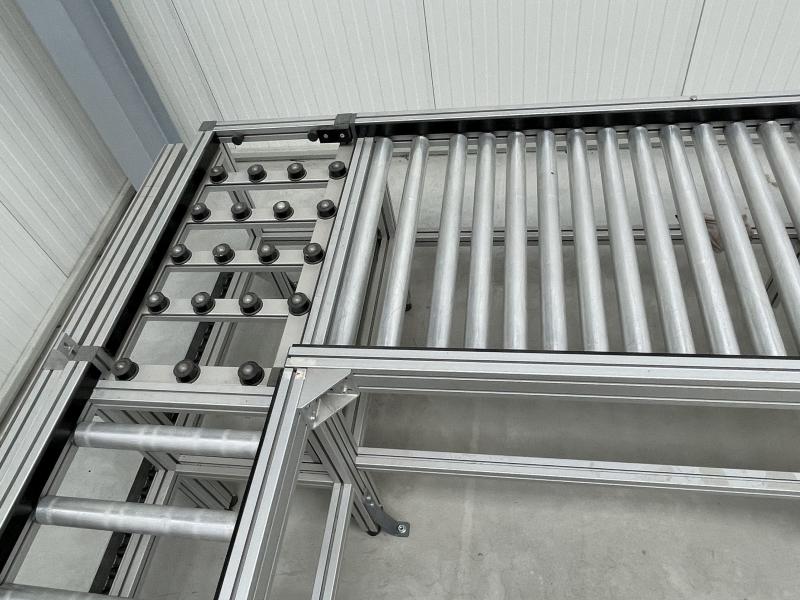 Montagelinie mit Rollenbahn aus Aluminium-Systemprofil und INTERROLL Metallrollen Montagelinie mit Rollenbahn aus Aluminium-Systemprofil und INTERROLL Metallrollen