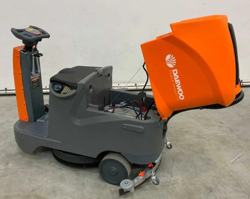 Neue akkubetriebene Aufsitz-Scheuersaugmaschine, Scheuersaugmaschine, Bodenreinigungsmaschine