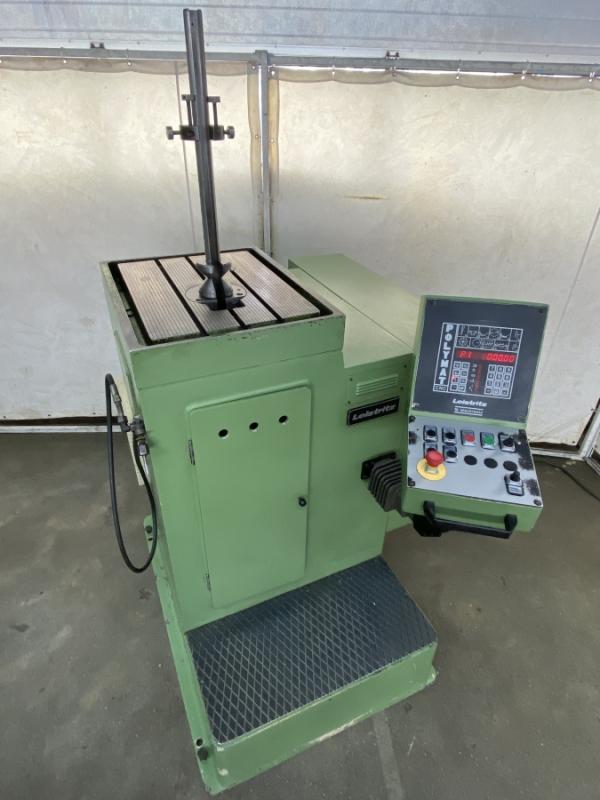 Hydraulische CNC Profil- und Nutenziehmaschine