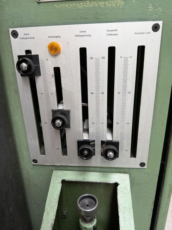 Doppelständer - Hydraulikpresse mit zusätzlichen Seitenzylinder Vertikal + Horizontal je 100 ton.
