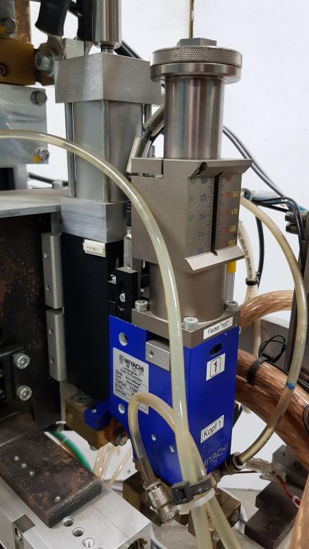 Mikroschweißkopfeinrichtung, Punktschweißanlage mit Schweißkopf, Inverterstromquelle