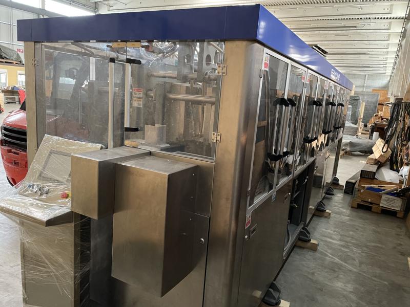 ISBM Line = Injection stretch blow moulding, Streckblasmaschine für Einweg-PET Flaschen  aus Preform