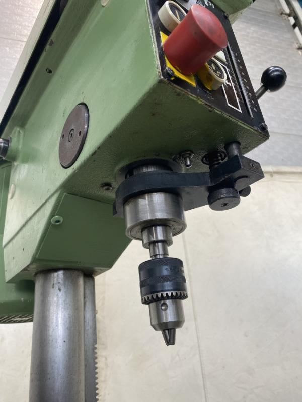 Bohrmaschine und Gewindeschneidmaschine mit Leitpatronen