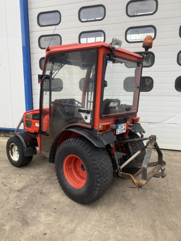 Kommunalschlepper, Traktor mit Kehrmaschine und Schneeräumschild für Winterdienst Kommunalschlepper, Traktor mit Kehrmaschine und Schneeräumschild für Winterdienst