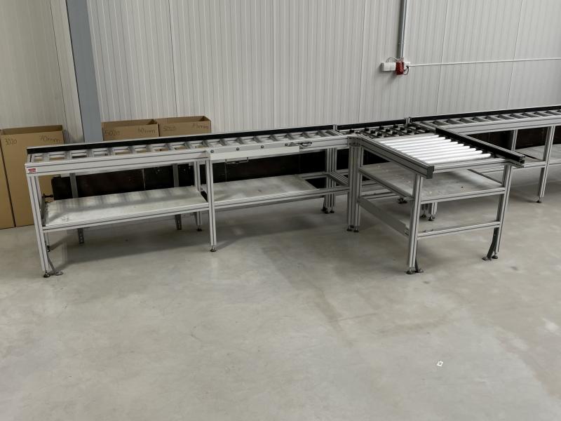 Montagelinie mit Rollenbahn aus Aluminium-Systemprofil und INTERROLL Metallrollen Montagelinie mit Rollenbahn aus Aluminium-Systemprofil und INTERROLL Metallrollen