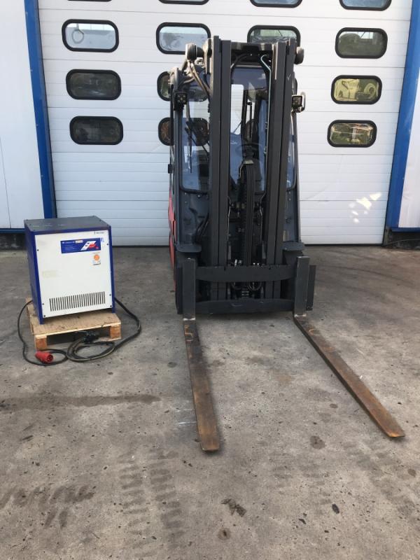 Elektro Gabelstapler Traglast 2500 kg mit Batterie aus Bj. 2019 + Ladegerät