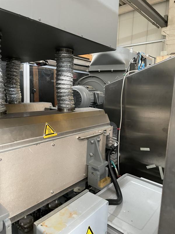 ISBM Line = Injection stretch blow moulding, Streckblasmaschine für Einweg-PET Flaschen  aus Preform