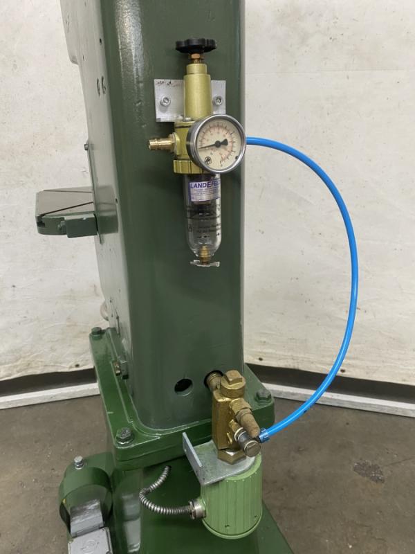 Druckluft Kniehebelpresse Druckluft Kniehebelpresse