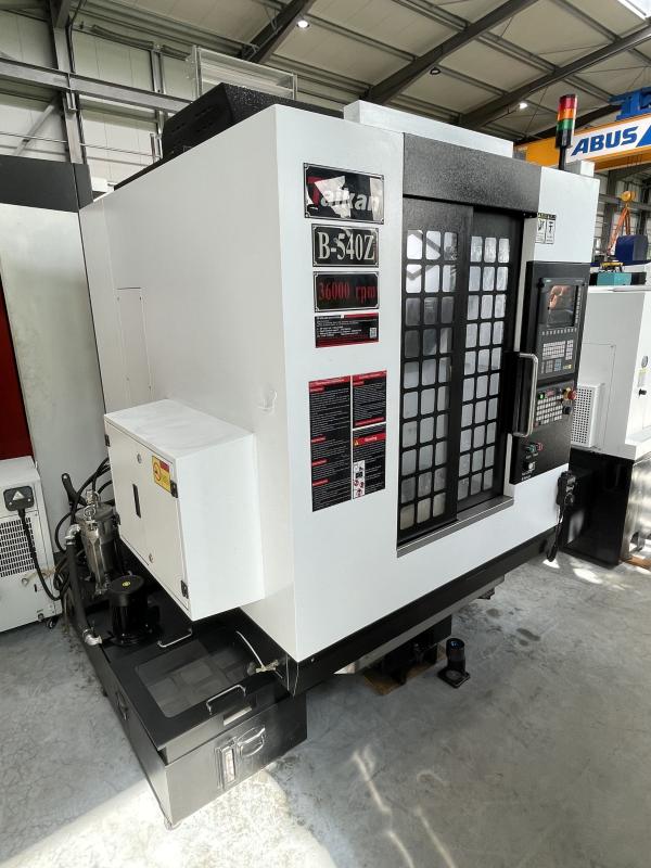 Neuwertiges CNC Vertikal Bearbeitungszentrum, Fräsmaschine