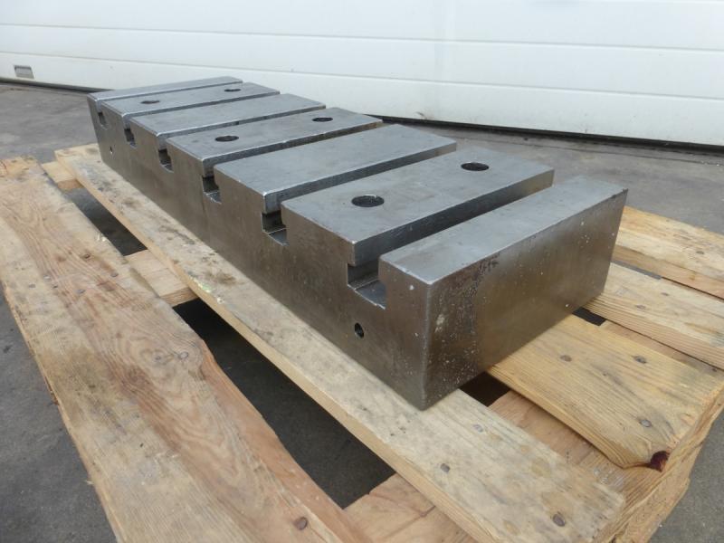 2 Stück Aufspannplatten, 1 Paar Aufspannleisten mit T-Nuten 2 Stück Aufspannplatten, 1 Paar Aufspannleisten mit T-Nuten