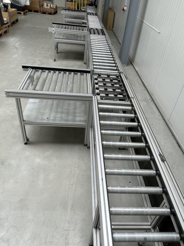 Montagelinie mit Rollenbahn aus Aluminium-Systemprofil und INTERROLL Metallrollen Montagelinie mit Rollenbahn aus Aluminium-Systemprofil und INTERROLL Metallrollen