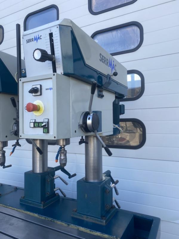 Reihenbohrmaschine mit 3 Stationen, Bohrmaschine und Gewindeschneidmaschine Reihenbohrmaschine mit 3 Stationen, Bohrmaschine und Gewindeschneidmaschine
