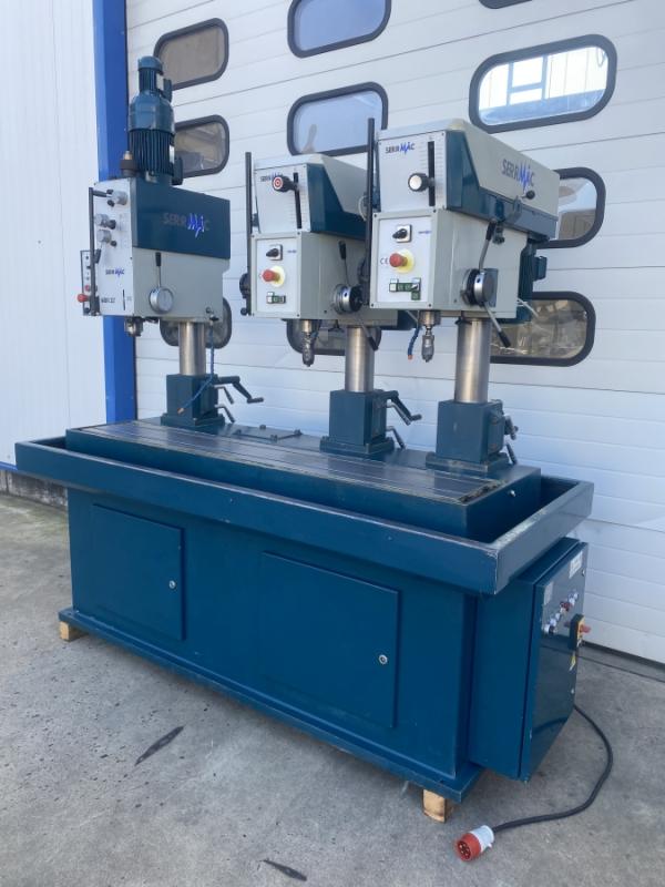 Reihenbohrmaschine mit 3 Stationen, Bohrmaschine und Gewindeschneidmaschine Reihenbohrmaschine mit 3 Stationen, Bohrmaschine und Gewindeschneidmaschine