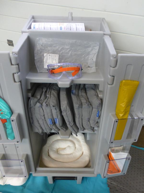 Gefahrstoffset, Leckage-Notfall-Set DENIOS im Transportwagen mit Saugkissen für Flüssigkeiten