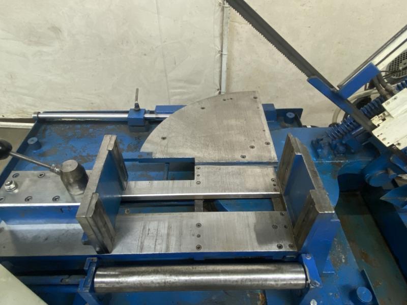 Horizontal-Gehrungsbandsäge in Schwenkbügelausführung