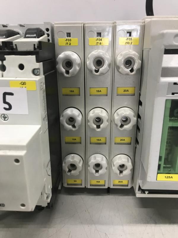 Leistungsschalter auf 3 Phasen Stromschiene + Sicherungselemente, Lastschutzschalter, Leitungsschutz, Lastschutz, Hauptschalter Leistungsschalter auf 3 Phasen Stromschiene + Sicherungselemente, Lastschutzschalter, Leitungsschutz, Lastschutz, Hauptschalter