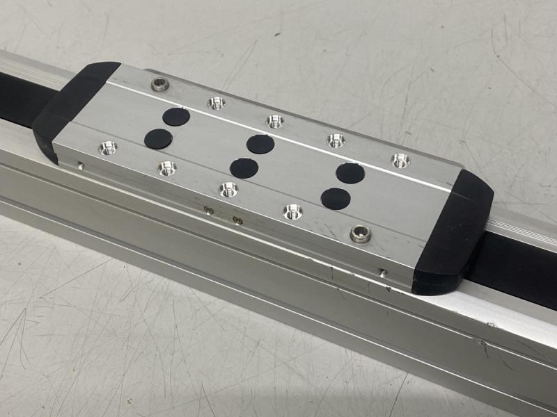 Linearachse mit Servomotor, Zahnriemenantrieb und Kugelumlaufführung