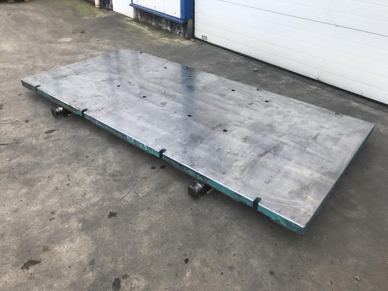 Richt- und Schweißplatte aus Stahl, Vollmaterial, Bearbeitete Stahlplatte aus einem Werkzeuggestell