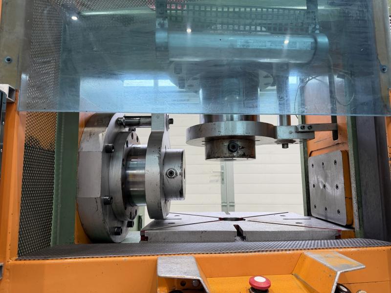 Doppelständer - Hydraulikpresse mit zusätzlichen Seitenzylinder Vertikal + Horizontal je 100 ton.