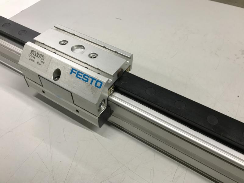 Linearantrieb, kolbenstangenloser Pneumatikzylinder