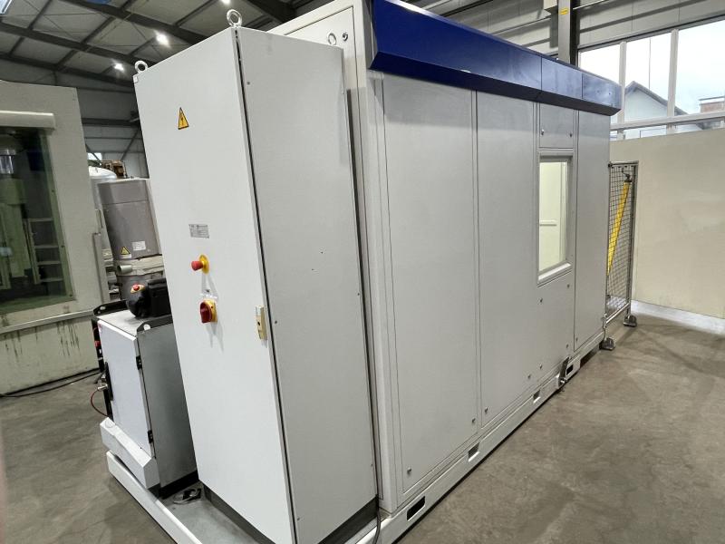 Flexible Fräszelle mit 6-Achsen Industrieroboter, Roboter Fräsanlage mit 2 Arbeitsplätzen