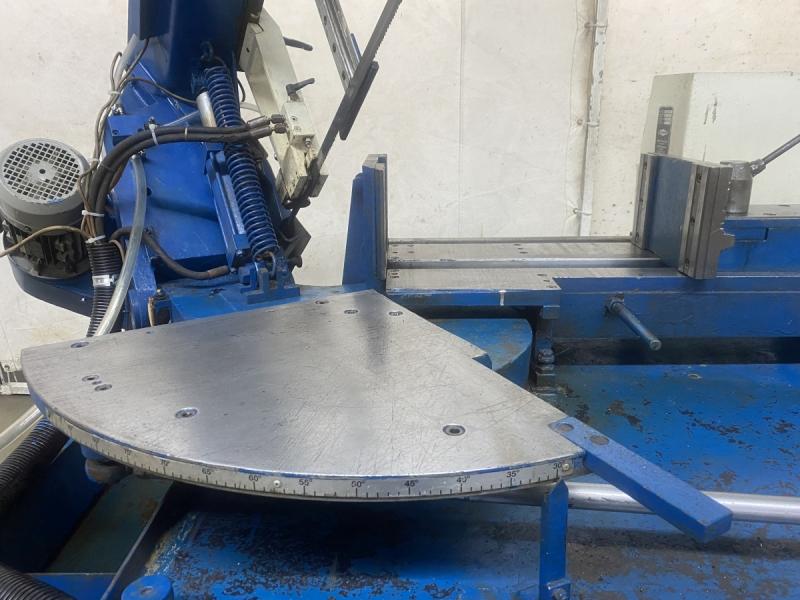 Horizontal-Gehrungsbandsäge in Schwenkbügelausführung