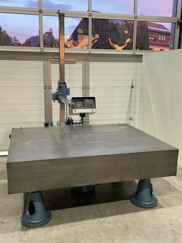 Messmaschine mit handgeführten Messarm, Mess- und Anreißplatte Stahlguß-Grauguß stark verrippt