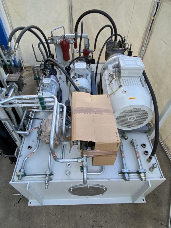 Hydraulikaggregat mit Hydraulikpumpe mit 3 Motoreinheiten bis 90 kW, bis 350 bar