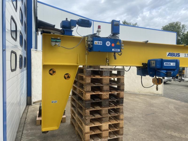 Wandschwenkkran mit Hubwerk, Schwenkantrieb und Katzfahrwerk