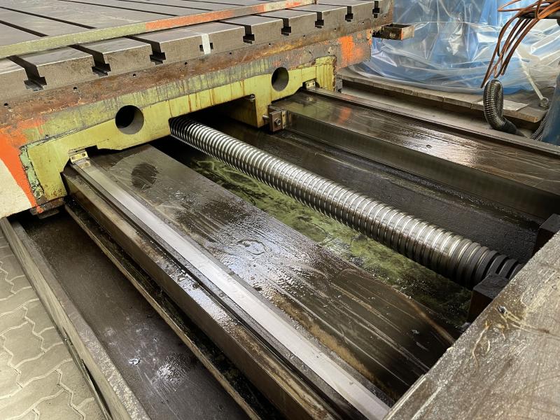 Tischeinheit von einer Portalfräsmaschine, Aufspannplatte mit T-Nuten aus Stahlguß-Grauguß