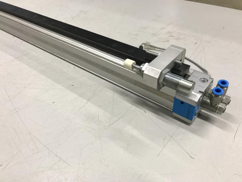 Linearantrieb, kolbenstangenloser Pneumatikzylinder