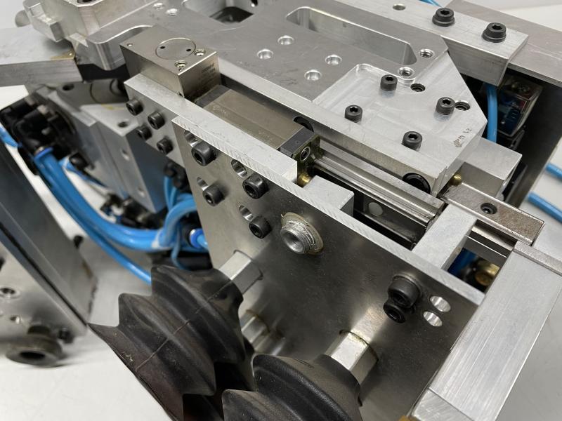 Vakuum-Hebegerät, Vakuumheber,  Sonderanfertigung als Handlinggerät für einen Industrieroboter