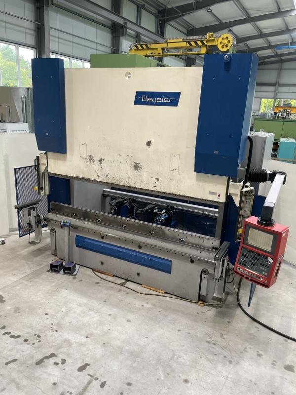 CNC Abkantpresse mit 6-Achsen Hinteranschlag und CYBELEC Steuerung