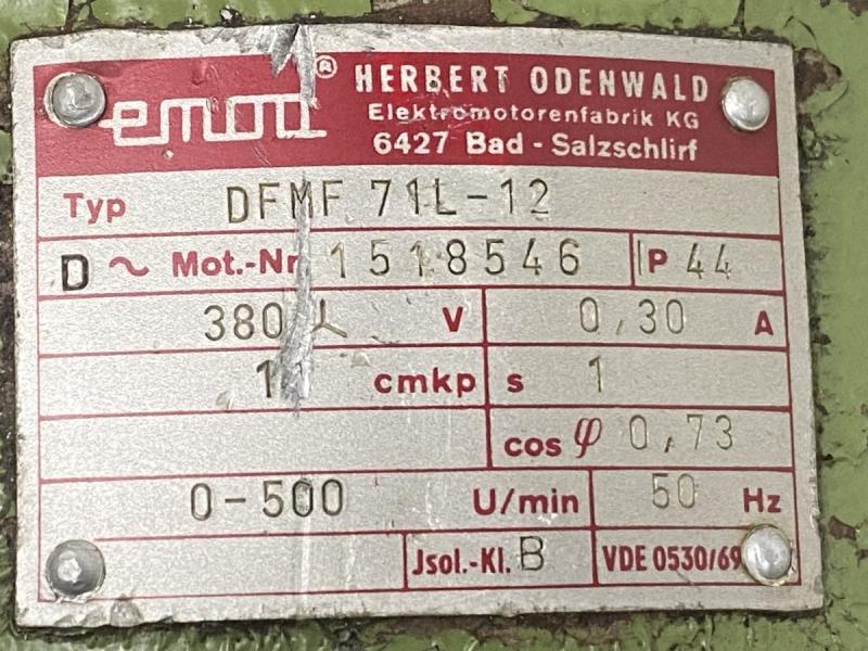 Motorisch angetriebener Teilapparat und Rundtisch auch als Takttisch mit 15° Indexrastung