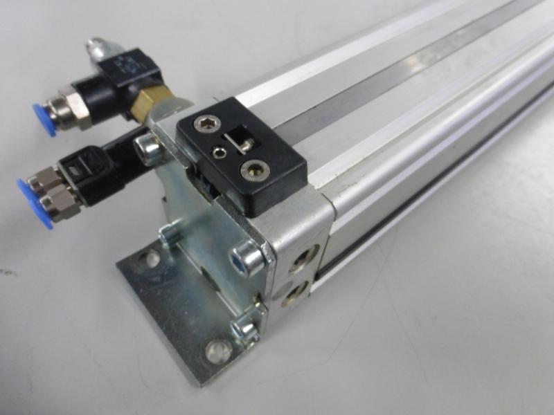 Linearantrieb, kolbenstangenloser Pneumatikzylinder