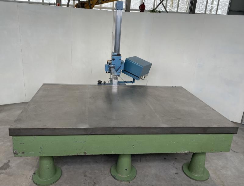 Messmaschine mit handgeführten Messarm Mess- und Anreißplatte Stahlguß-Grauguß stark verrippt Messmaschine mit handgeführten Messarm Mess- und Anreißplatte Stahlguß-Grauguß stark verrippt
