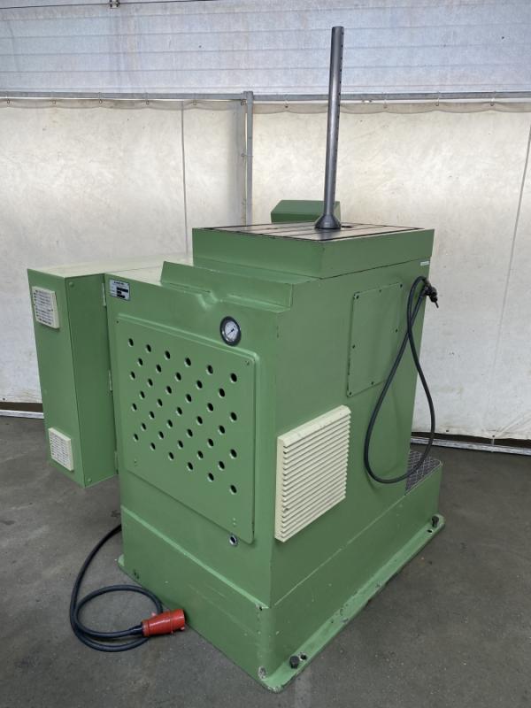 Hydraulische CNC Profil- und Nutenziehmaschine