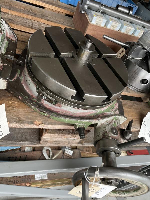 Reparaturbedürftiger Rundteiltisch mit Kurbel und Skala am Rundtisch zum direkten Teilen - DEFEKT