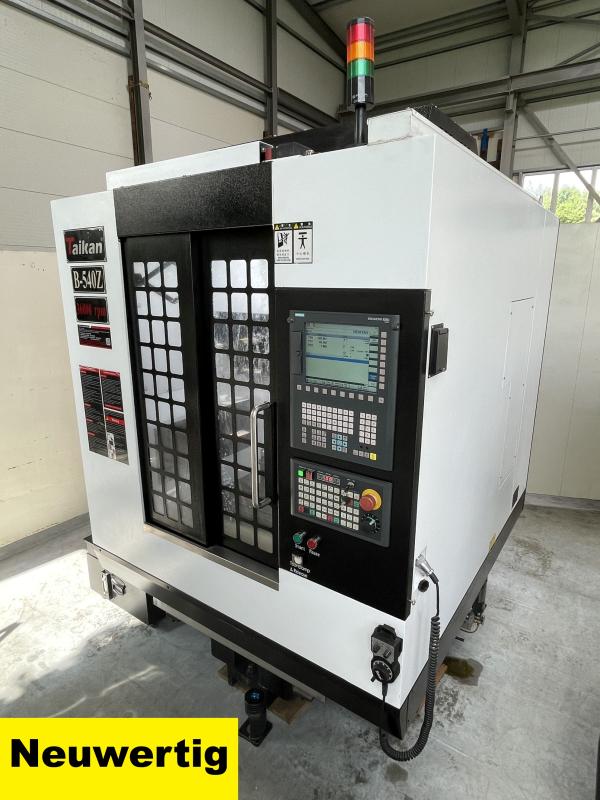 Neuwertiges CNC Vertikal Bearbeitungszentrum, Fräsmaschine