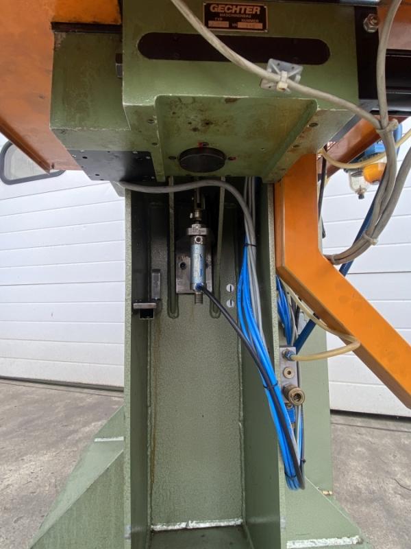 Einständer - Hydraulikpresse mit Rundtakttisch