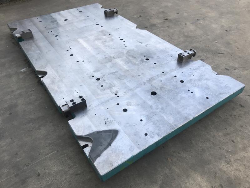 Richt- und Schweißplatte aus Stahl, Vollmaterial Bearbeitete Stahlplatte aus einem Werkzeuggestell Richt- und Schweißplatte aus Stahl, Vollmaterial Bearbeitete Stahlplatte aus einem Werkzeuggestell