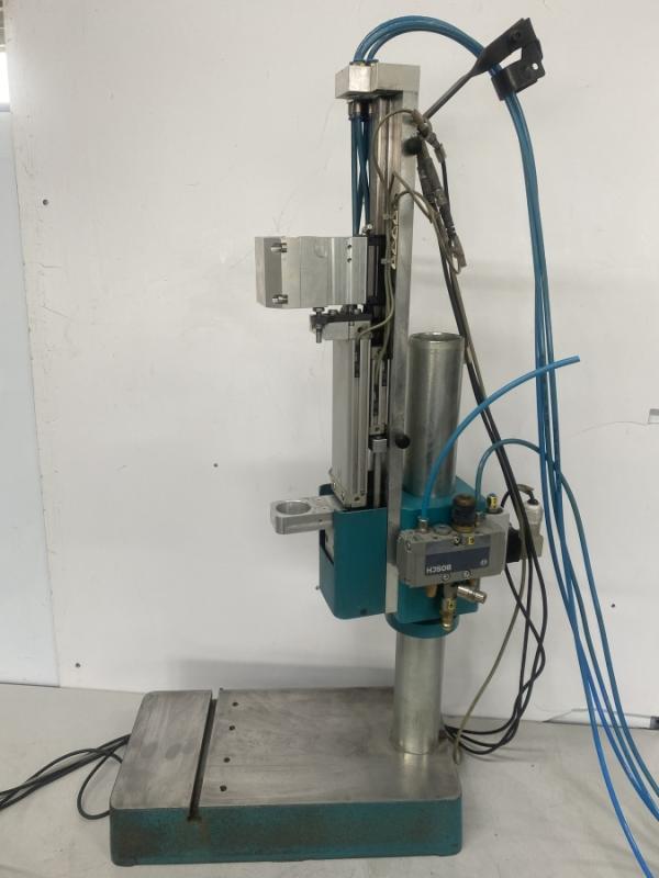 Vibrationsförderer als Schraubenzuführung mit pneumatik Schrauberstativ Eco Line