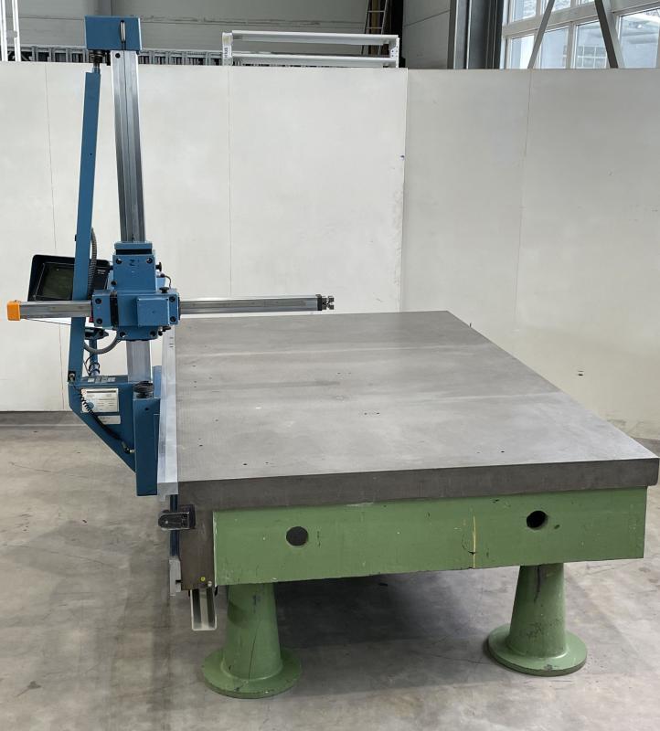Messmaschine mit handgeführten Messarm Mess- und Anreißplatte Stahlguß-Grauguß stark verrippt Messmaschine mit handgeführten Messarm Mess- und Anreißplatte Stahlguß-Grauguß stark verrippt