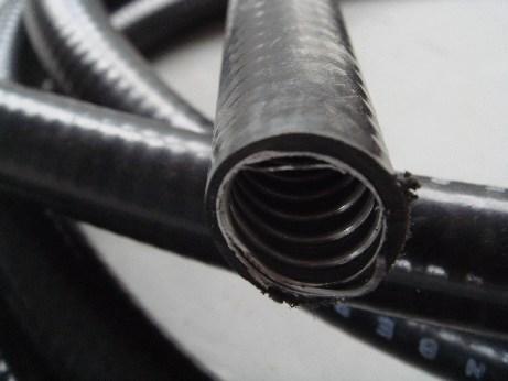 Metall-Kabelschutzschlauch mit PVC Ummantelung, 6,9 Meter Metallschutzschlauch mit PVC Mantel