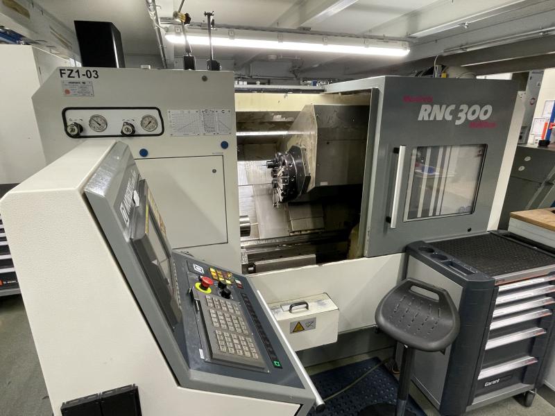 CNC Drehmaschine mit angetriebenen Werkzeugen und Y-Achse,  CNC-Steuerung FANUC Series 18i-TB